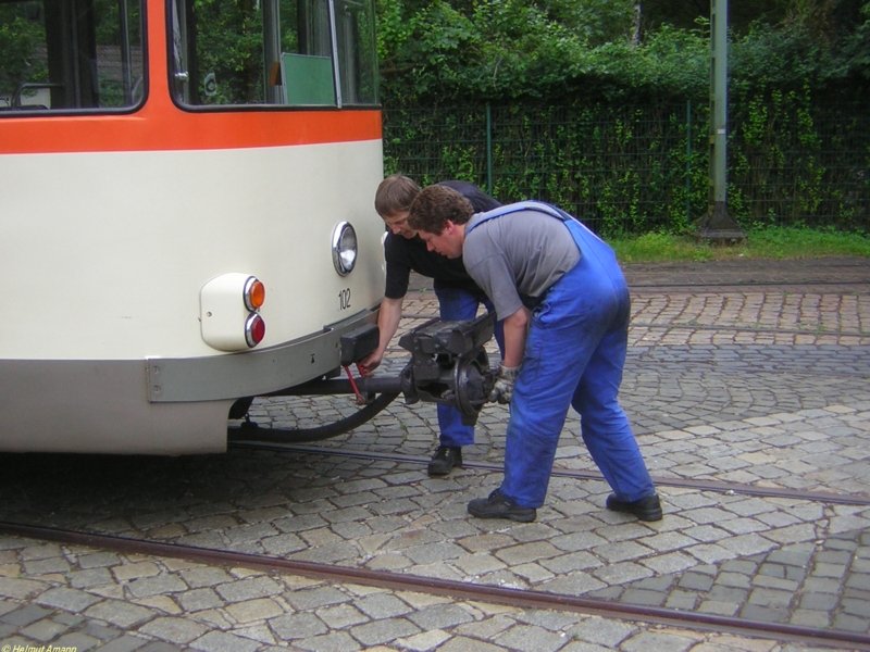 Das Verkehrsmuseum in Schwanheim war am 22.06.2006 erneut Schauplatz eines  Events  , was den Einsatz eines Triebwagens zum Herausziehen von Z�gen aus der Halle erforderte. Diesmal �bernahm der M-Triebwagen 102 (ex602) diese Aufgabe. Bevor er ans Werk gehen konnte, mu�te die hintere Scharfenbergkupplung abmontiert werden, da diese nicht auf die Kupplungen der �lteren Fahrzeuge passt. 