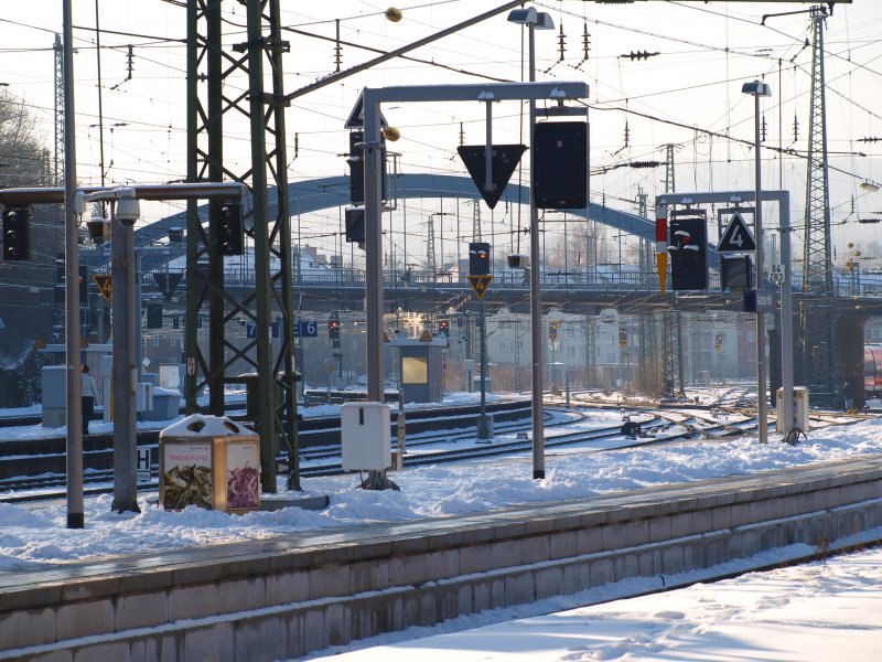 Das verschneite Gleisvorfeld des Aachener HBF mit der Burtscheider Brcke im Januar 2009