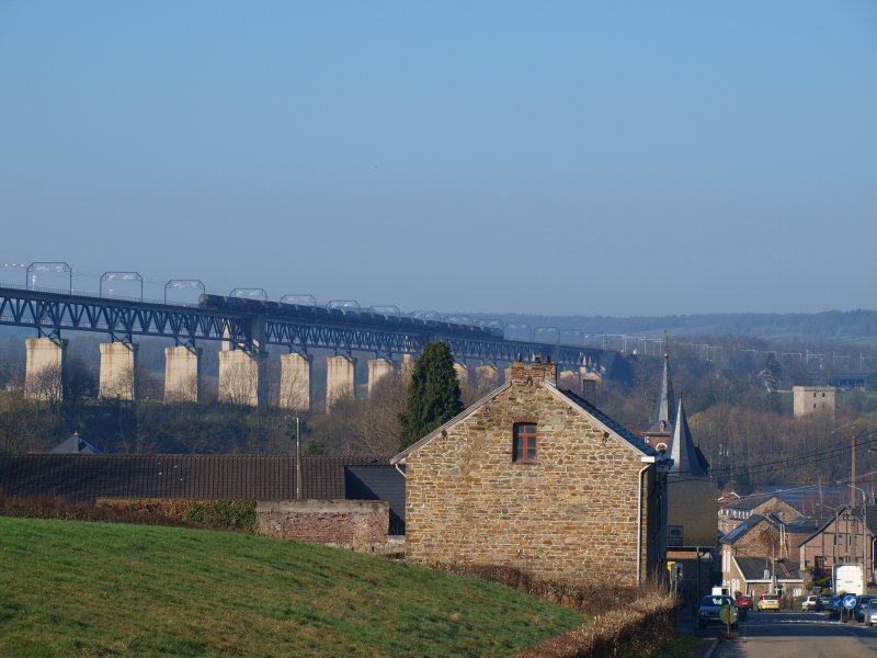 Das Viadukt von Moresnet auf der Montzenlinie �berspannt das kleine Dorf und wirft morgens seine langen Schatten �ber die H�user. Und auf einmal ist selbst ein grosser Zug nur ganz klein.