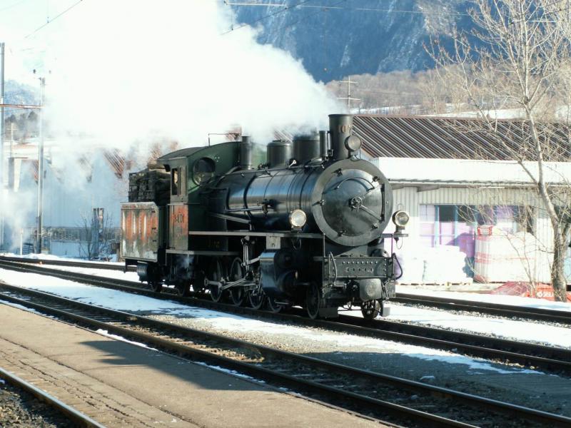 Das vorlufige Ende der  Davosrundfahrt  vom 12.02.06 Da bei der Lok G 4/5 Nr.107 durch Strung an der Dampfheizung ,kein Kesseldruck aufgebaut werden konnte,war die Fahrt schon nach wenigen Kilometern von Landquart her,in Untervaz zu Ende.
Um die Fahrt mit dem Extrazug fortsetzen zu knnen,wurde die Ge 6/6 I(Krokodil Nr.414)genommen,die mit dem Tanklschwagen hinterher fuhr.Untervaz 12.02.06