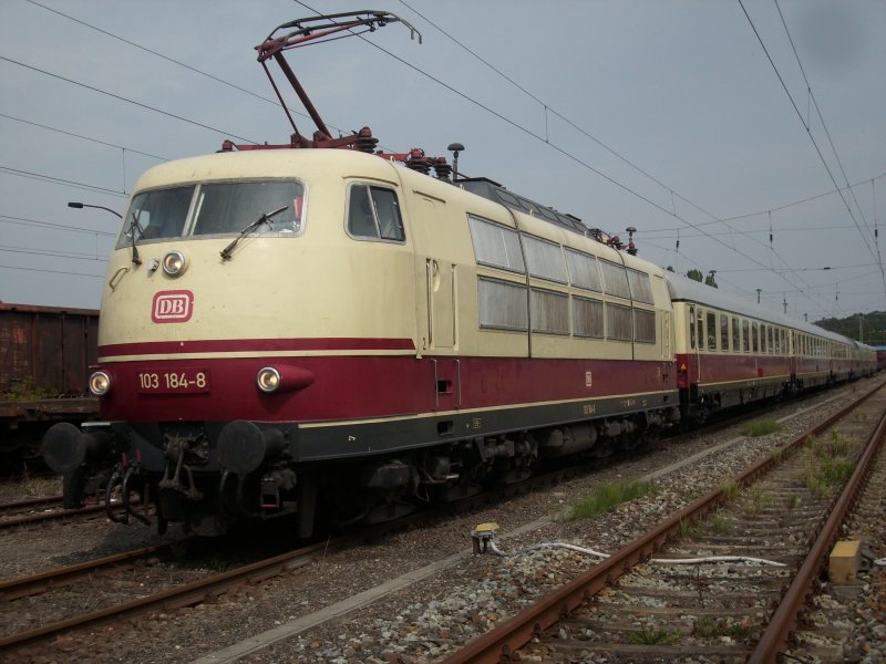 Das ist der Vorteil wenn man in der Nhe vom Bahnhof wohnt.Am 15.August 2009 war ich berrascht als 103 184 mit den TEE Rheingold nach Bergen/Rgen kam und Alles stimmte: saubre Lok und schnes Wetter.Der Zug kam von Hannover nach Binz.