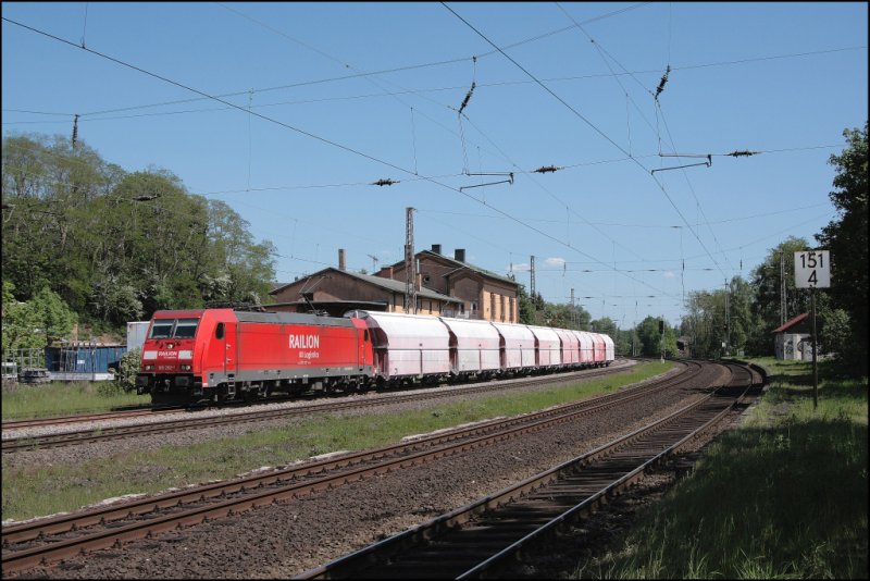 Das wre doch ein schner Zug fr die 185 152 gewesen: 185 282 (9180 6 185 282-1 D-DB) bringt einen Kalkzug von Schwerte(Ruhr) zurck nach Hagen. (10.05.2008)
