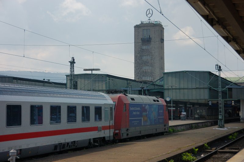 Das Wahrzeichen des Stuttgarter Hauptbahnhofs, der Turm mit  Mercedes-Stern , in der typisch milchigen Sonne des Stuttgarter Talkessels im Sommer 2008. Aufgenommen, mit 101 037-9  Kuwait Airways  in Einfahrt mit IC, am 17. August.