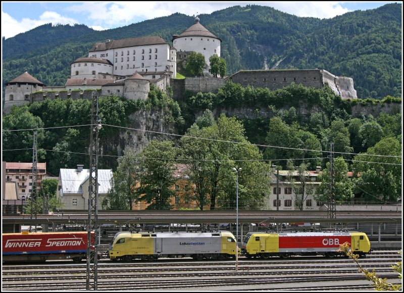 Das Wahrzeichen von Kufstein ist die Festung Kufstein auf dem Festungsberg unterhalb des Bahnhofes. E189 910 und die ES64U2-028 warten mit dem DGS 43139  WINNER-EXPRESS  auf eine Schiebelok. (04.07.07)