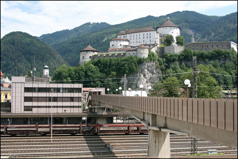 Das Wahrzeichen der Stadt ist die Festung Kufstein auf dem Festungsberg. Unterhalb der Festung befindet sich der Bahnhof.