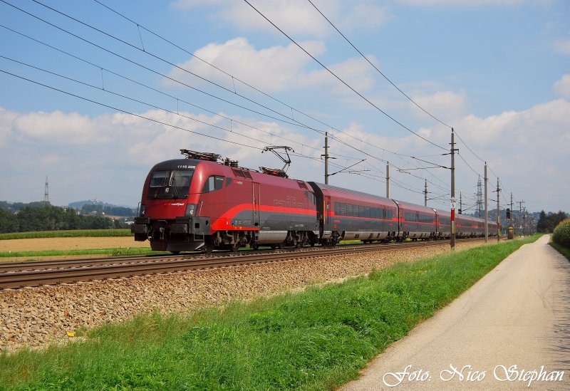 Das war ebenfalls einer der Grnde fr einen Besuch an der schnen Westbahn:1116 205-4 mit RJ 60 Budapest Keleti pu - Mnchen Hbf.,Pasching (sterreichurlaub 18.08.09)