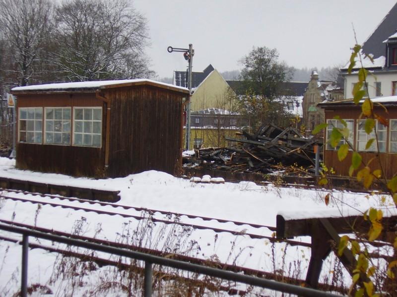 Das war einmal die Schwarzenberger Bahnsteigberdachung.... Im Schwarzenberger Bahnhof wird  aufgerumt ... oder nennt man das: Die gute alte Zeit begraben? 24.11.05