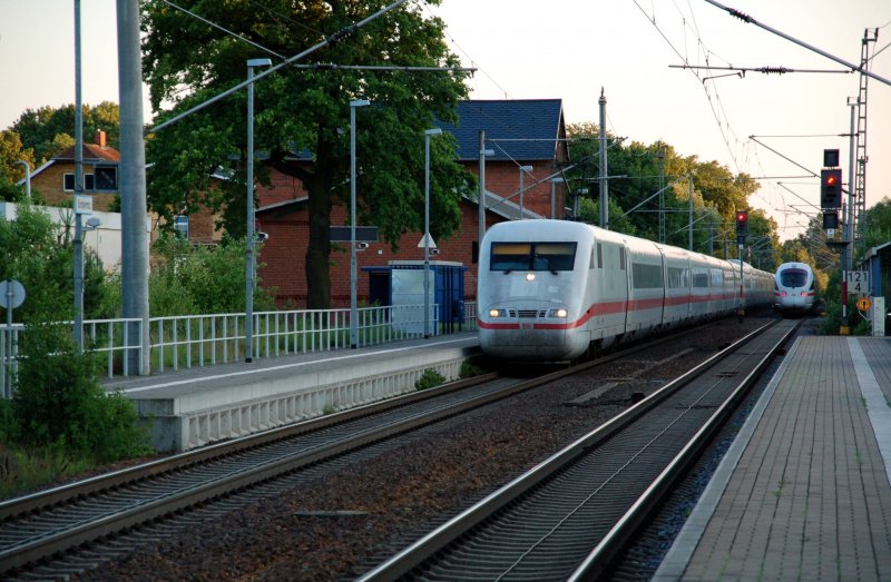 Das war knapp!! Fast htte mir der ICE nach Leipzig den Blick auf ICE 1104 versperrt. Hier fotografiert bei der Durchfahrt durch Burgkemnitz am 29.05.09.