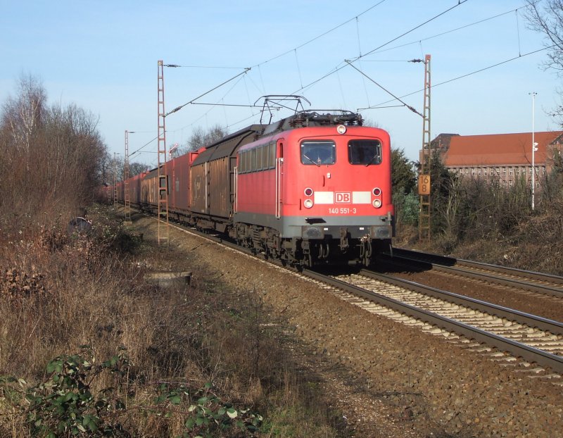 Das war knapp! Nur 1 Sekunde nach dem ich das Bild von 140 551 mit ihrem gem.Gz gemacht habe kommt ihr 152 049 mit einem Conatinerzug entgegen.