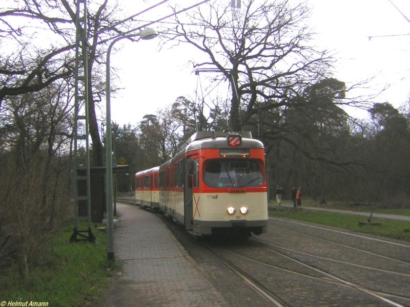 Das war der letzte Fotohalt des Museumszuges M-m 102 (ex602) - 1804 auf der Fahrt nach Schwanheim am 02.04.2006, hier an der Haltestelle Waldfriedhof Goldstein, bevor es f�r die Insassen des Zuges erstmal ein Ende hatte mit dem Vergn�gen, Fotos zu machen und der arbeitsm��ige Teil des Tages begann.