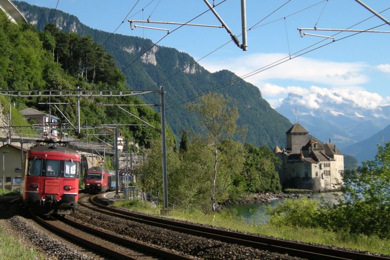 Das war natürlich nicht so geplant: der RBe 4/4 540 009-8 mit dem Regionalzug 4265 begegnet dem EC 134 beim Château de Chillon am 5. August 2008.