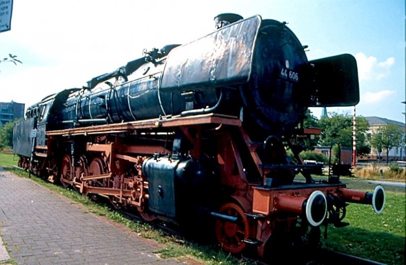 Das war die berraschung im Sommerurlaub 2003 an der Nordsee. Bei einem Abstecher nach Wilhelmshaven entdeckten wir die 44 606 in einem immer noch recht guten Zustand. Heute, bestens restauriert ist sie im Augsburger Museum untergebracht.