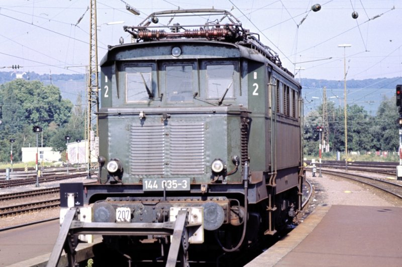 Das waren noch Zeiten ...... 144 035-3 steht Mitte der 70er Jahre im Bahnhof von Heilbronn und wartet wohl auf den nchsten Fahrauftrag - Eilzug nach Stuttgart?