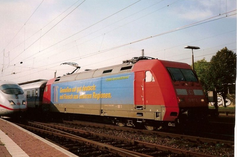 Das waren noch Zeiten!! 101 017 mit der CMA-Fleisch Werbung ist am 21.10.2000 mit IR 2572 aus Karlsruhe angekommen und fhrt weiter Richtung Hamburg (eingescanntes Papierfoto)