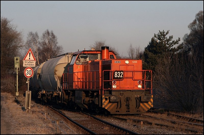 Das waren noch zeiten... 832 (G1206) von RBH ist vermietet an RAILION DB Logistics und erreicht am Morgen des 31.01.2009 mit einem leeren Kalkzug (ca. 20 Waggons am Haken) Menden-Horlecke. 
