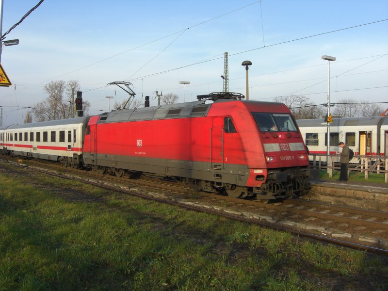 Das waren noch Zeiten: Wegen Bauarbeiten im Magdeburger Hbf, wurden die IC´s ber Magdeburg- Buckau gefahren. Hier fhrt gerade BR 101 085-9 mit ihrem IC nach Leipzig Hbf ein. Im Hintergrung steht schon der IC von Leipzig Hbf zur Weiterfahrt nach Kln Hbf.