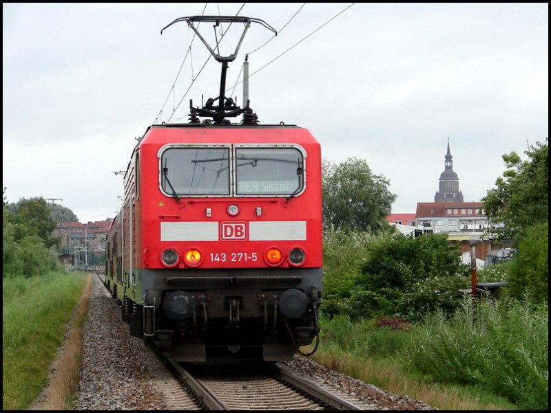 Das waren noch Zeiten. 143 271-5 kommt mit RE33207 aus Rostock. Stralsund am 06.07.07      -Nun bedient der Flirt diese Strecke.