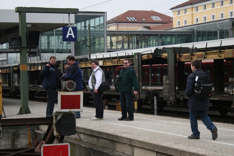 Das Warten auf dem nchsten Zug. Bahnbildertreffen Regensburg, 14.03.2009.