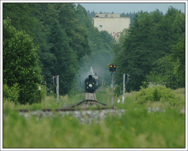 Das Warten hat ein Ende. Wegen einer Abgangsversp�tung von 50 Minuten vom Graz-K�flacher Bahnhof tauchte 671 an der Spitze des SPz 8507 auch mit dieser Versp�tung n�chst Lannach auf. Das Silogeb�ude im Hintergrund steht am Bahnhof in Lannach. Aufnahme entstand am 27.5.2007.