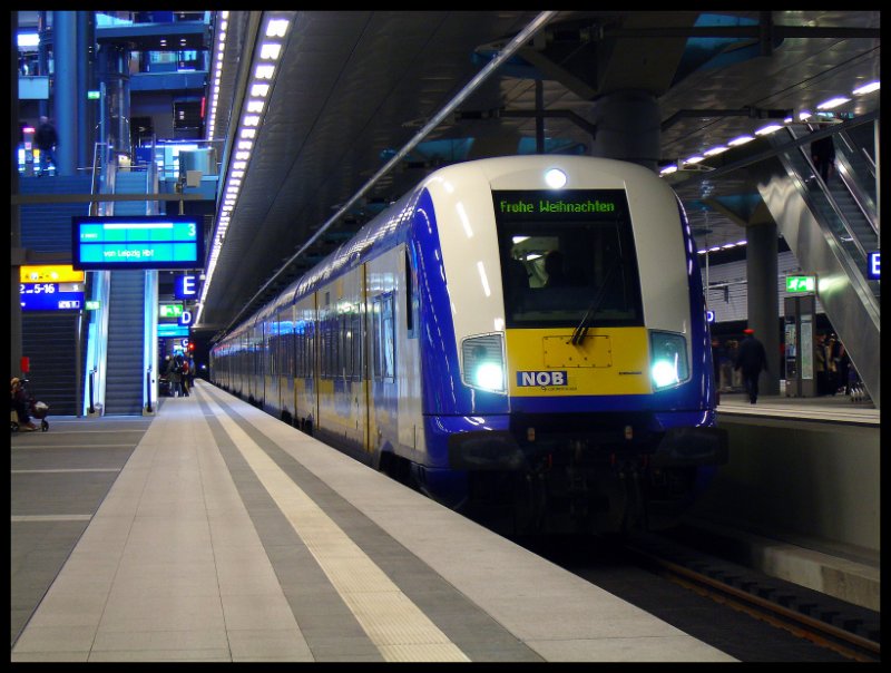 Das, was auf Zugzielanzeiger draufsteht, wnsche ich euch! Der NOB Stuerwagen 70 00 80-75 009 als X (InterConnex 80003) am 22.12.2006 in Berlin Hbf (tief). Dieser Zug ist gerade aus Leipzig Hbf eingetroffen.