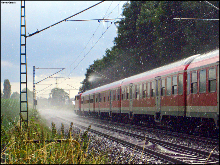 Das Wasser verdunztet frmlich auf den Gleisen als 110 377 den RE11592 nach Aachen zieht 6.7.2009