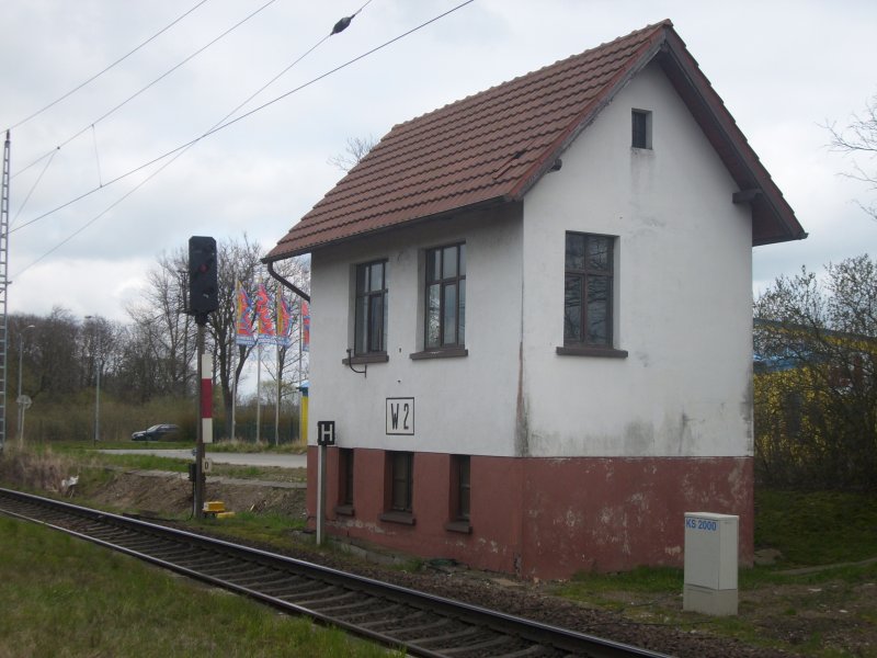 Das Weichenwrterstellwerk von Samtens/Rgen an der Ausfahrt Richtung Bergen/Rgen am 18.04.2008.