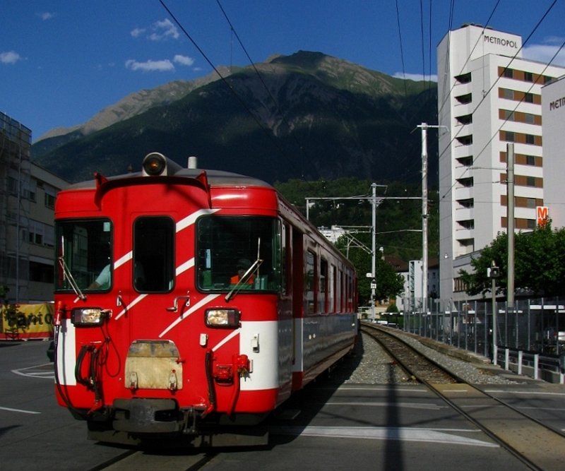 Das Werbebild zum Bahnbildertreffen von Andermatt nun mit dem Motiv im Mittelpunkt: Ein Gommer-Regionalzug nach Visp fhrt durch die 2007 erffnete Osteinfahrt in den MGB-Bahnhof Brig. (27.Juli 2009)
