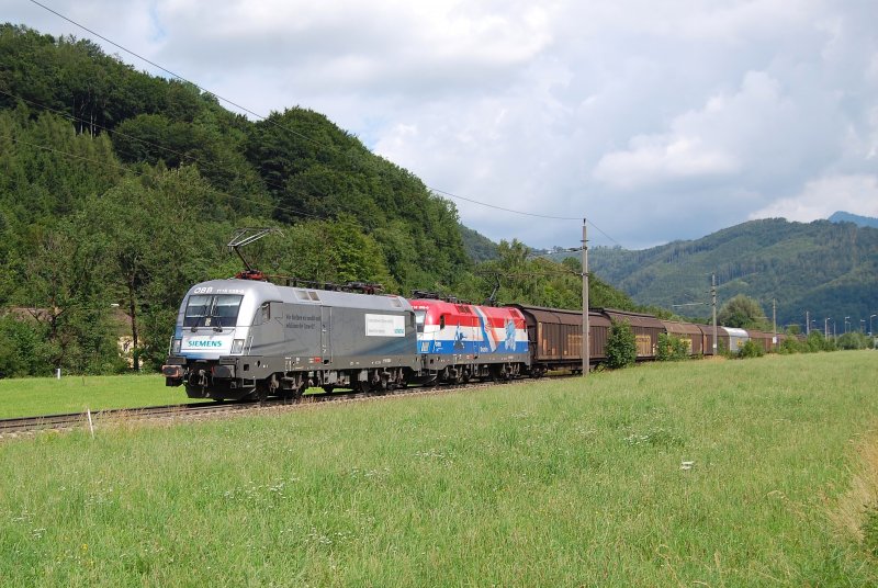 Das Werbeloktandem 1116 038 + 1116 108 war am
27.06.2009 mit dem aussserplanm�ssig fahrenden
Sappi-Papierg�terzug in Micheldorf zu sehen.
 