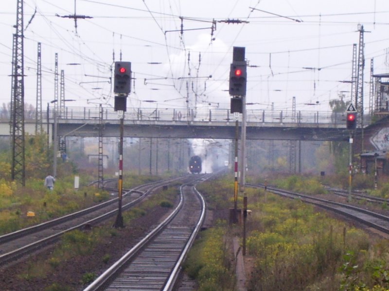 Das westliche Gleisvorfeld mit den Ausfahrtssignalen von Gleis 1 und 2 Richtung Bad Ksen, in Naumburg (Saale) Hbf; 21.10.2007