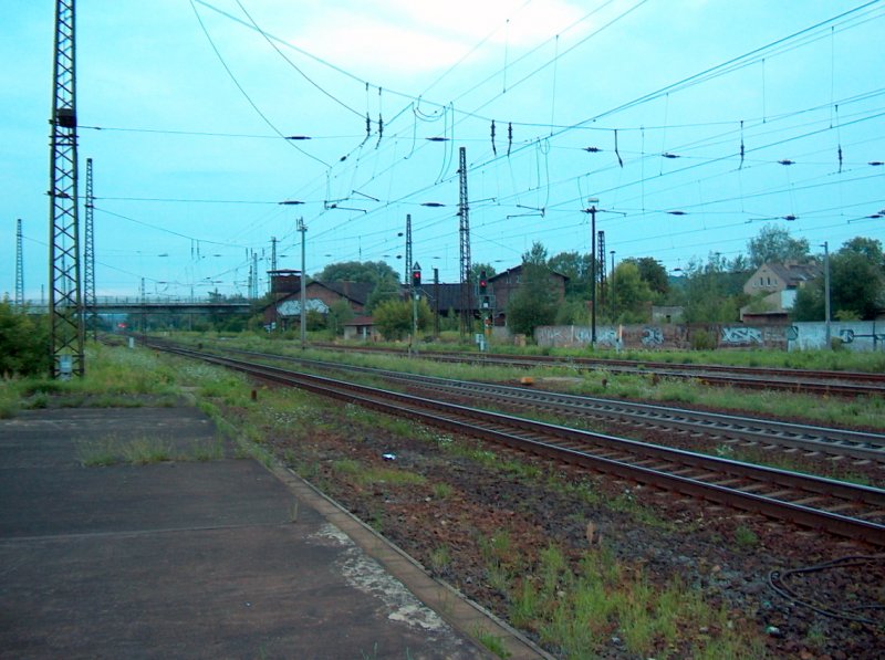 Das westliche Gleisvorfeld in Naumburg (S) Hbf am 26.07.2007. Im Hintergrund ist auch das frhere Bw Naumburg zu sehen.