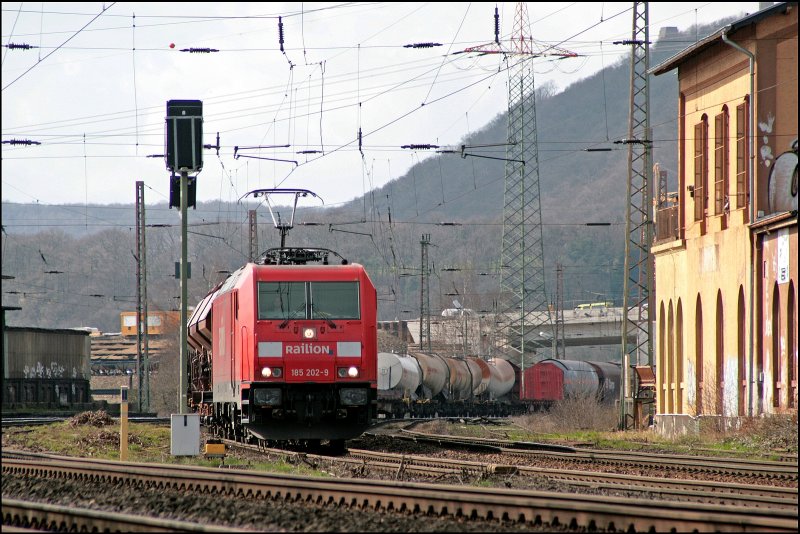 Das Wetter kann sich nicht entscheiden, mal Wolken mal Sonne... Teleaufnahme auf die 185 202 in Westhofen. (29.03.2008)