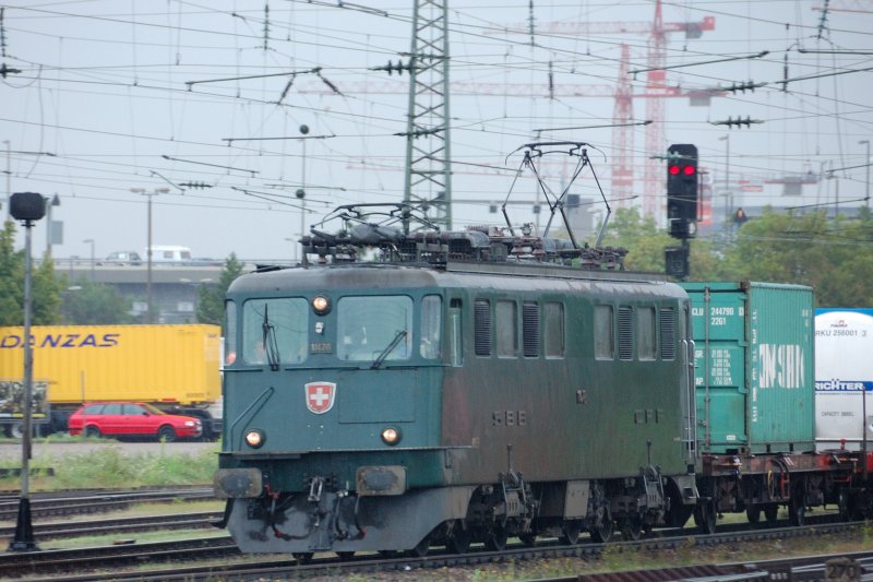 Das Wetter meinte es nicht gut an diesem 12. August. Ae 6/6 11478  Sierre , mit grnen Ursprungskleid und Gterzug, erreicht gleich total  durchnsst , Basel-Bad.