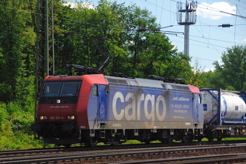 Das Wetter sollte es an diesem tag gut mit uns Fotografen meinen: Re 4182 011-4 der SBB-Cargo sucht immer noch nach Lokfhrern...
(Gremberg Gterumfahrung Richtung Kln-Kalk, 19. Mai 2009).