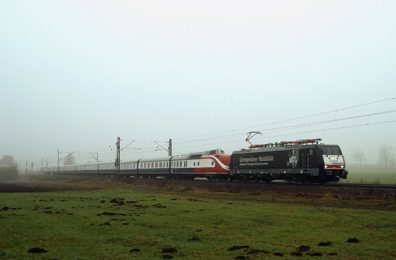 Das Wetter war an diesem Tag leider wieder sehr grenzwertig, aber trotzdem: 189 929 mit Dbz 91022, dem TEE (Blue Star Train) bei Hattenhofen (24.11.2007)