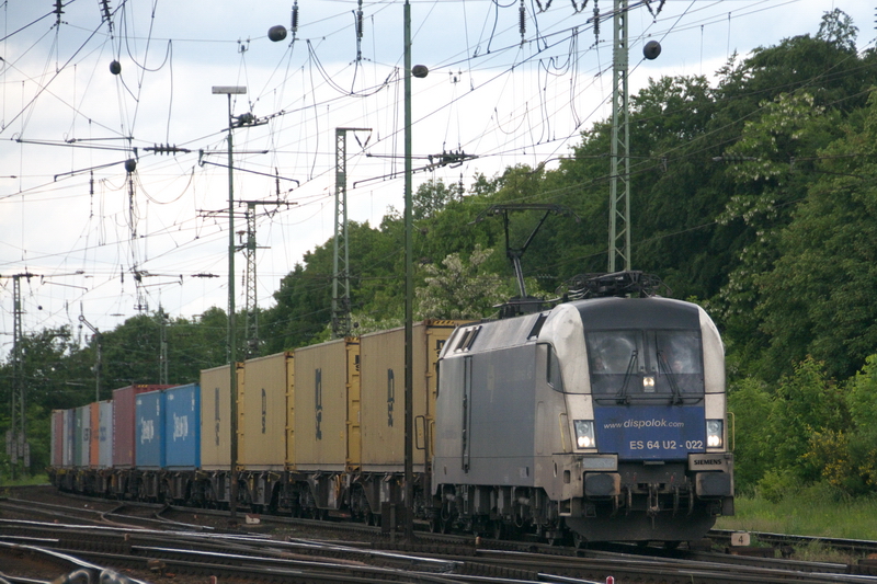 Das Wetter wute nicht so richtig, was es an den letzten Mai-Tagen in Kln-Gremberg anfangen sollte... ES 64 U2 - 022 der Wiener Lokalbahnen zieht einen Containerzug, aus Kln-Kalk kommend, in die Nord-Einfahrgruppe.