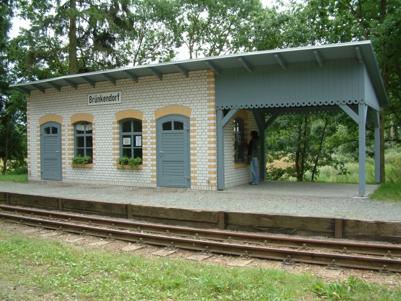 Das wieder aufgebaute Stationsgebäude des Pollo am Haltepunkt Brünkendorf.