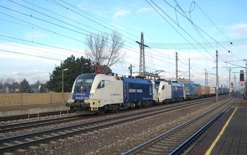 Das WLB-Tandem ES 64 U2-035 und ES 64 U2-060
ist am 06.12.2008 mit einem Containerzug in Marchtrenk durchgefahren.