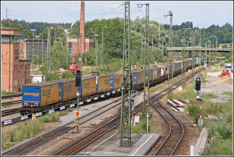 Das Wrgeler Transportunternehmen Transped Combiservice befrdert ihre Trailer im Alpenquerenden Verkehr mit dem DGS 43100  TRANSPED-EXPRESS  von Verona nach Wanne-Eickel. Hier durchfhrt der Zug den Bahnhof Rosenheim Richtung Mnchen.