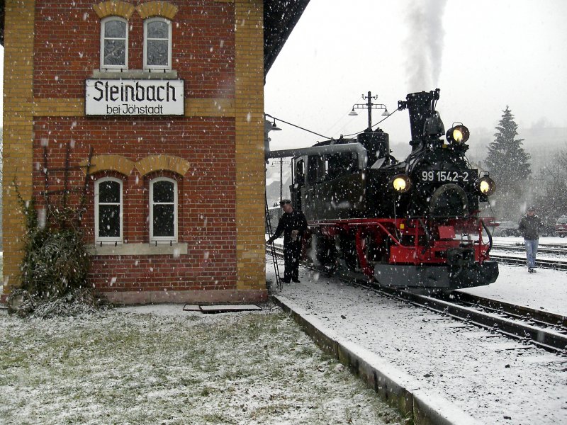 Das wohl beliebteste Motiv bei der  Press : 99 1542-2 beim Wasserfassen in Steinbach. Steinbach 28.12.2006