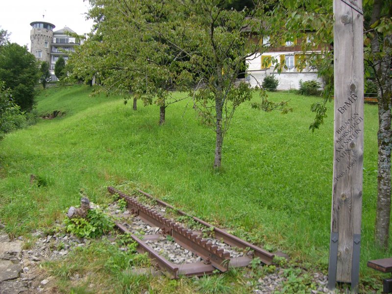 Das Wohl letzte Stck Gleis der BrMB (Brunnen Morschach Axenstein Bahn) hier in der Nhe von Morschach wird es als Erinnerung an diese Bahn, die von 1905 - 1969 ihren Dienst tat, ausgestellt. Ein kleiner InfoHolzpfosten steht auch noch daneben. (17.08.2007)