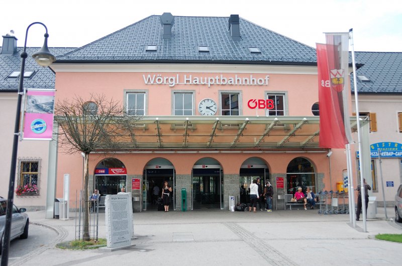 Das wunderschn renovierte und umgebaute Hauptbahnhofsgebude von Wrgl. Hier der Zentraleingang. (Juli 2008)