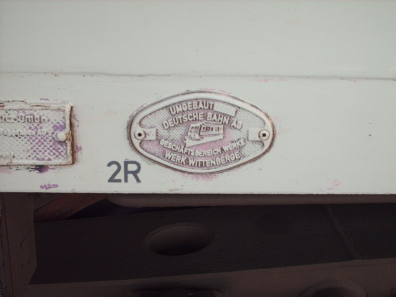 Das Zeichen das an jedem ex DR Dostos Wagen ist. Dies drckt aus das diese Wagen in Wittenberge von der DB AG umgebaut worden sind.