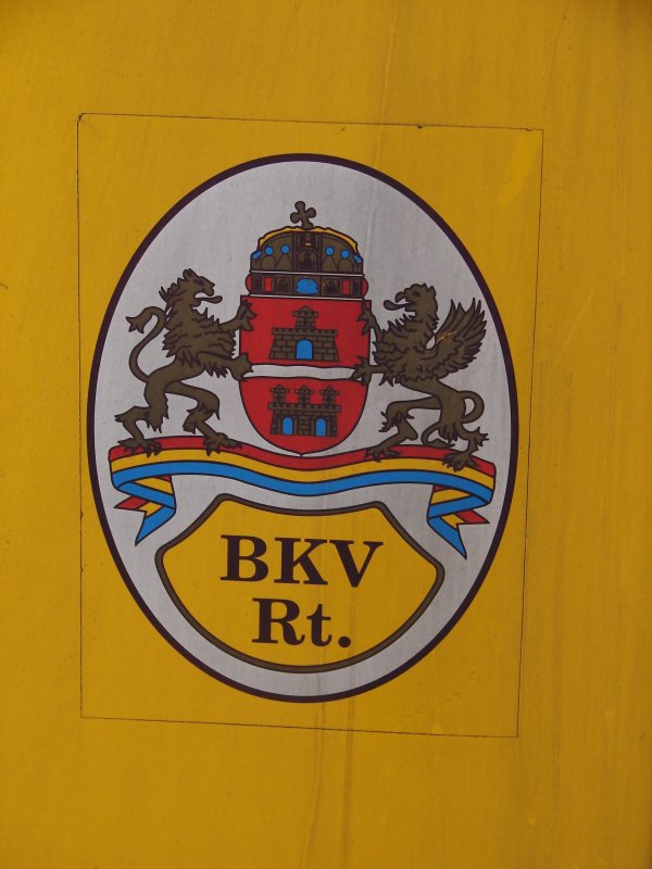 Das Zeichen/Logo der BKV. Die Budapester Verkehrsbetriebe. Aufgenommen am 26.10.2007 von einer alten Tatra Straenbahn