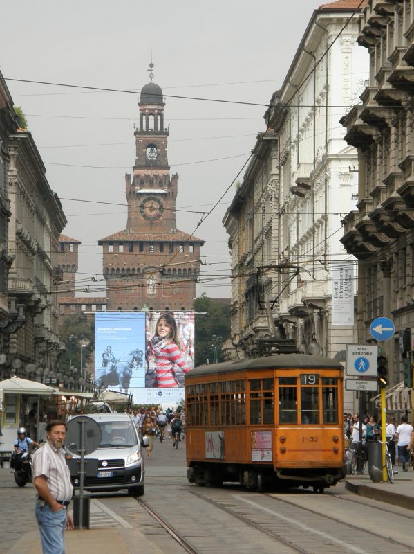 Das Zentrum von Mailand mit einer etwas lteren Strassenbahn am 05.09.2008.