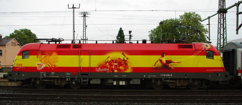 Das Ziel eines Tagesausfluges nach Fulda war die 1116 232-8 EM Taurus  Spanien  am IC Knigsee denn die Tage der EM Loks sind gezhlt. Bis zum 5. Oktober 2009 soll auch diese die letzte sein, die ihre Folie verlieren wird. Schade. Daher auch nochmal eine Flankenansicht. Aufgenommen am 04.09.2009.