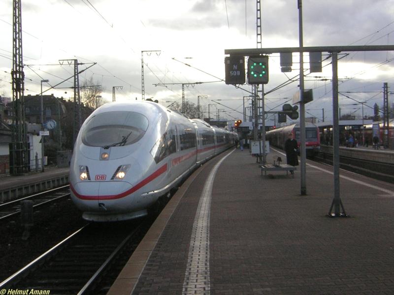 Das Zp9 stand fr den ICE 729 nach Mnchen am 10.03.2006, der mit 403 028 acht Minuten versptet den Bahnhof Frankfurt am Main-Sd verliess.