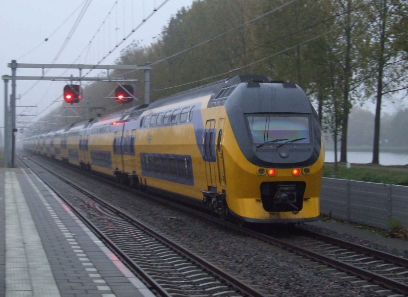 Das Zugende eines Regiorunners, der ziemlich flott in Richtung Amsterdam unterwegs ist. Im Hintergrund sieht man den Kanal, der nahe des Bahnhofs Maarssen fliet... (29.10.2007)