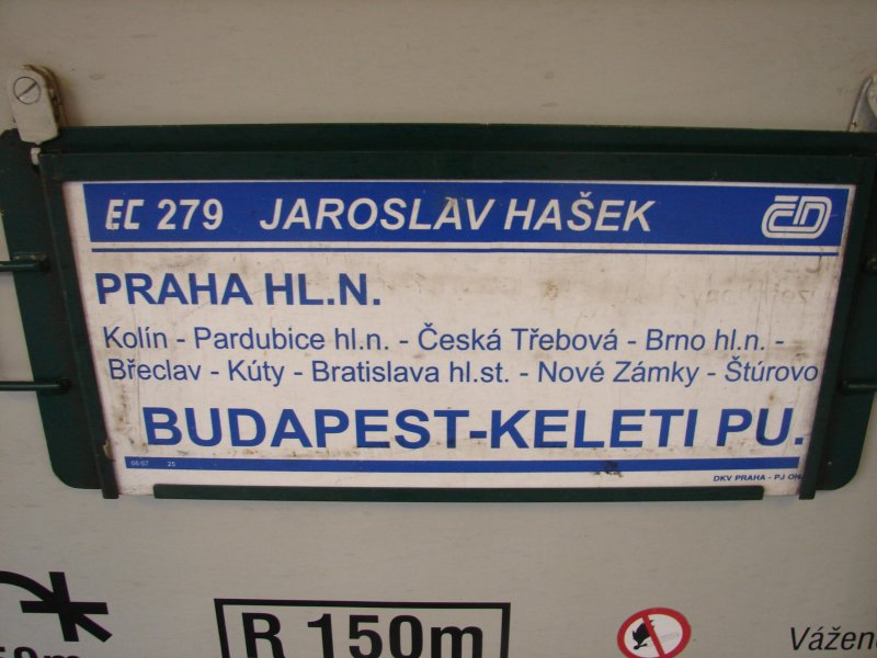 Das Zuglaufschild vom EuroCity 279  Jaroslav Hoek  von Praha hlavn ndra nach Budapest Keleti plyaudvar ber Pardubice hlavn ndra, Ceska Trebova und Bratislava hlavn stanica. Aufgenommen am 23.10.2007
