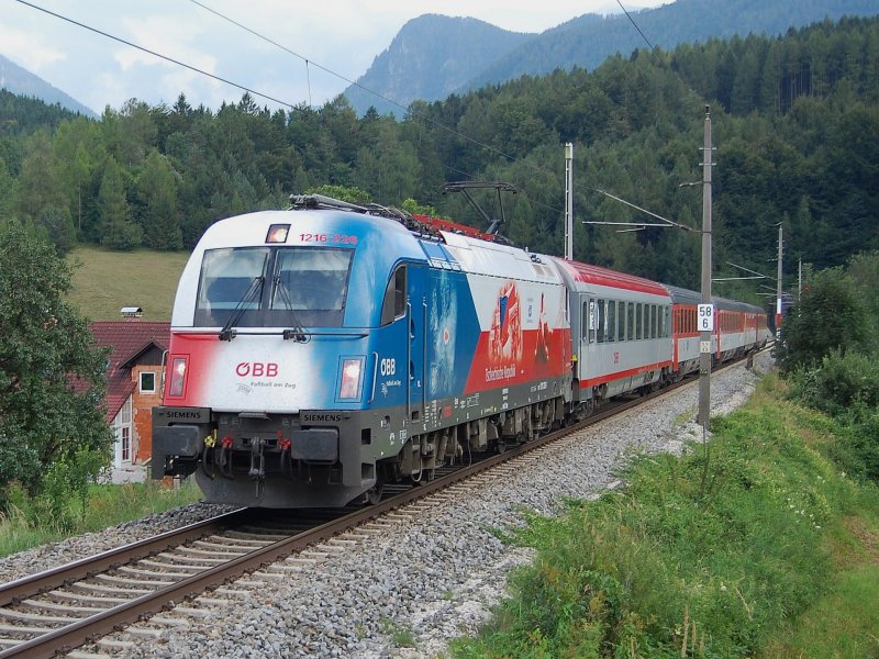 Das Zugpaar EC100/101 ist die einzige Mglichkeit
die 1216 226  EM-Tschechien  auf der Phyrnbahn zu erwischen.
Am 26.08.2008 ist mir dieses Triebfahrzeug mit dem
EC 100  Joze Plecnik  in der Ortschaft Schn
zwischen Klaus und Micheldorf begegnet.