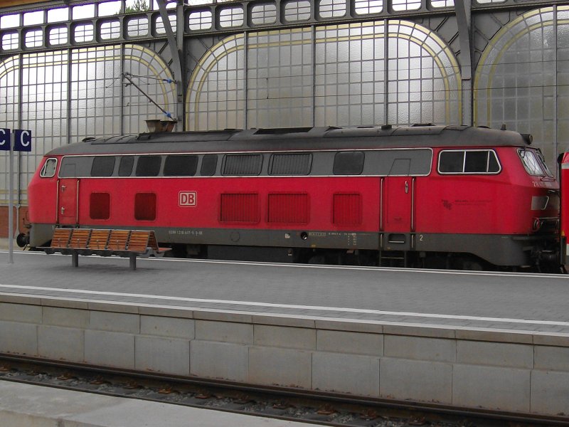 Das Zugpaar RE 21417 / RE 21418 ist das letzte mit 218ern bespannte Regionalzugpaar auf der Kbs 140. Hier ist der RE 21417 Kiel Hbf - Hamburg Hbf via Lbeck Hbf am 20.12.08 mit 218 407-5 beim Zwischenstop in Lbeck Hbf zusehen.